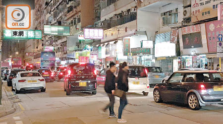 元州街及桂林街一帶常有大量車輛違泊，令行車線受阻。