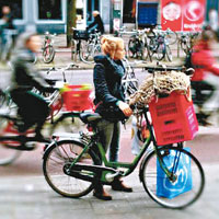 荷蘭阿姆斯特丹不少人都以單車代步，甚至用來搬屋。（互聯網圖片）