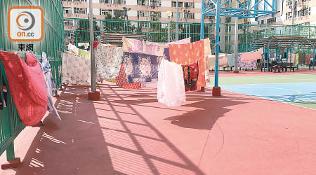 石硤尾邨有籃球場遭人當作晾曬場。