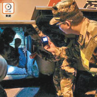 茂名邊防人員檢查載有人蛇的長途巴士。