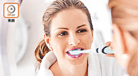 使用電動牙刷時不宜太大力及刷過長時間。（資料圖片）