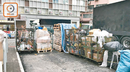 新蒲崗三祝街的貨車咪錶位被指長期被佔用擺放回收物品。