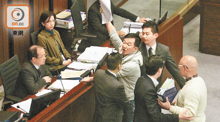衝前包圍<br>陳鑑林（左）在上午會議尾聲預告剪布，陳志全及陳偉業衝向主席台抗議。