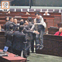 繼續玩嘢<br>下午會議尾段陳鑑林宣布剪布，泛民再次衝出座位包圍主席台。