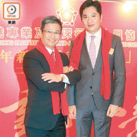 香港工業總會主席鄭文聰（左）話開廠三十多年來一直堅持每年都加人工，右為寶馬汽車香港及澳門董事總經理曾耀民。