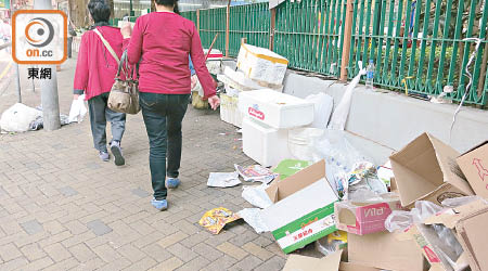 行人路被佔用堆放紙皮及發泡膠箱等雜物，有礙環境衞生。