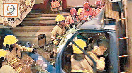 消防員設法救出被困司機。（網民Chris Tang提供）