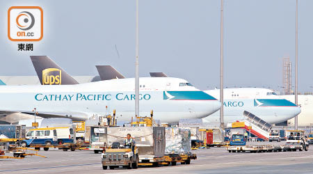 國泰運送一個飛機引擎時被指令到引擎損毀或延誤交貨。圖為停靠在國泰航空客運站的航機。