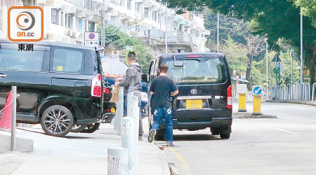 行人路及馬路均有違泊情況，途人只能在車輛之間繞道步過。