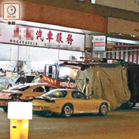 從遠鏡拍攝的相片，顯示一架大型車輛停泊在一間車房外，但外圍圍了一塊布，似有意防止被人知道是甚麼車輛。