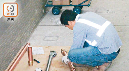 工人早前在啟晴邨進行換喉試點工程。（資料圖片）