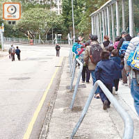 學童與家長會經由高超徑行人路進出學校。