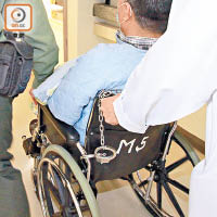 劉夢熊日前在醫院照Ｘ光期間，坐在輪椅時身上被纏上鐵鏈。