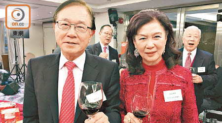 上海總會春茗 <br>保良局前總理方劉小梅（右）及丈夫方杰（左）在新春期間舉家到泰國布吉旅行，玩得很盡興。（余素月攝）