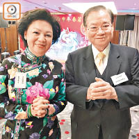 中華廠商聯合會會董雷振範（右）太太雷蔡菊芬（左）打扮一貫優雅，不失上海人講究品味的本色。