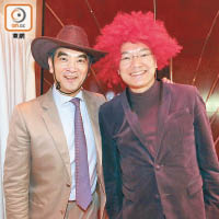 立法會議員謝偉俊（右）及鍾國斌（左）分別戴起假髮及牛仔帽扮嘢輕鬆吓。（徐家浩攝）