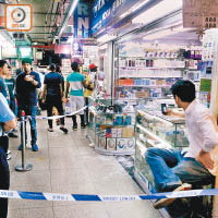 重慶大廈 <br>店舖光管遭撞毀，警方封鎖現場調查。