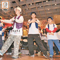 腎病兒童載歌載舞，展示活力充沛的一面。