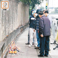 親人在現場路祭。（吳欽旺攝）