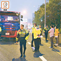 警方在吊臂車撞傷過路男子現場調查。（左蘭慶攝）