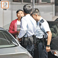 司機向警員解釋事件。