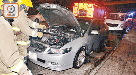 私家車遭放火，消防員開喉救熄。 （賴南秋攝）
