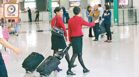 有國泰員工眼見其他航空公司盈利較國泰少，花紅卻較國泰多，心裏不是味兒。