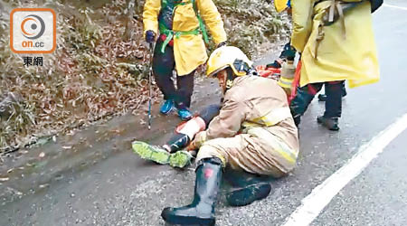 消防在大帽山拯救期間，曾以地面滑行方法運送傷者。（資料圖片）