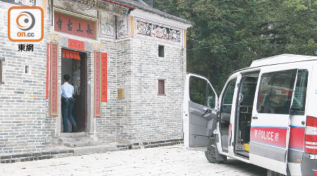 長山古寺遭爆竊，警方在現場調查。（黃君堡攝）