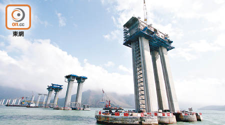 港珠澳大橋有樁柱因未能通過工程合約中驗收測試的要求，而要建造替代樁柱。（資料圖片）