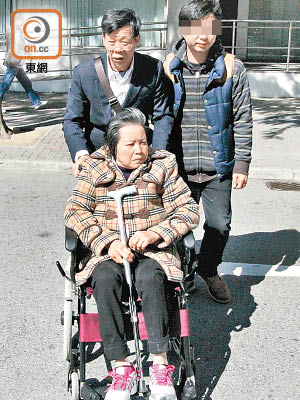 男被告蔡容枝早前推着坐輪椅的妻子李月桂應訊。