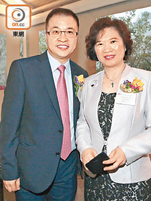 李貞駒（右）與梁日昌（左）成立組織聯繫有英籍的香港華人。