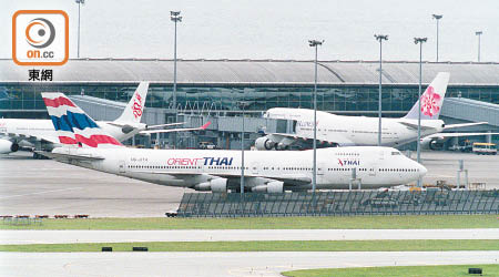 泰國東方航空往來香港與曼谷航班停飛十天，令大批旅客行程受阻。（資料圖片）