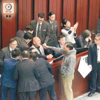 陳偉業、陳志全及梁國雄等泛民議員佔領主席台，會議因而暫停。（羅錦鴻攝）