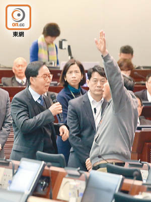 泛民議員多次衝向主席台，主席陳健波（左）要求議員返回座位。（溫國佳攝）