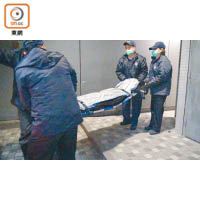 女童遺體由仵工舁走。（高潤榮攝）