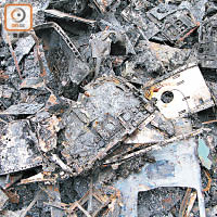 坪輋一個回收場本月初發生三級火，場內物品嚴重燒焦，仍未清理。