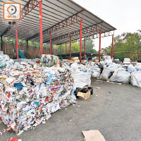 要避免回收物被波及，最好將塑膠、廢紙及電子零件分開擺放。