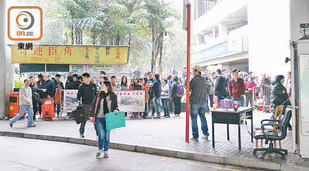 大批市民在柴灣站外輪候小巴。（梁卓明攝）