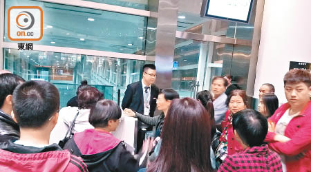 大批乘客被迫逗留在杭州機場並圍着在登機橋的港龍櫃位。（讀者提供圖片）