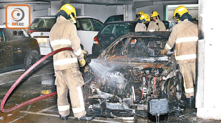 消防員向着火房車射水。（黃永健攝）