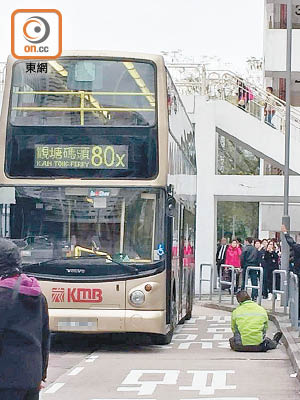 遇襲九巴車長跌坐車旁地上。（讀者提供）