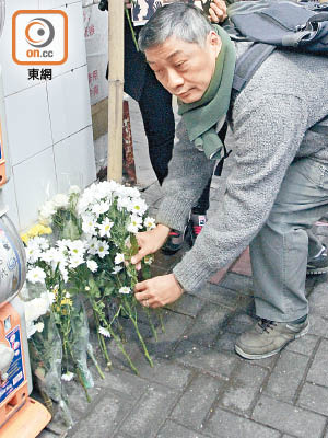 市民到便利店放鮮花悼念不幸離世的店東。（曾紹良攝）