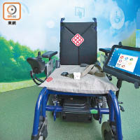智能輪椅系統可安裝在任何電動輪椅上，主要靠平板電腦控制。（理大提供）