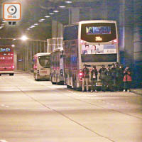 巴士迷為影靚相，聯群結隊衝出馬路。