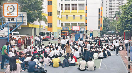 大批學生疏散至學校操場暫避。（左錦鴻攝）