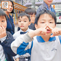 有學童掩鼻以免吸入化學氣體。（張世洋攝）