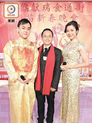 邱金榮（中）找來稻苗學會兩位年輕成員安偉山（左）及李俊婷擔任司儀。
