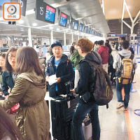 數百名乘客滯留上海機場，部分人一度鼓譟。（讀者提供）