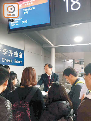 有乘客「包圍」港航在上海的櫃位質問職員。（讀者提供）